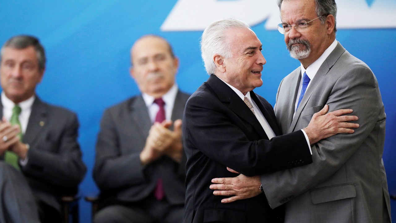O presidente da República, Michel Temer, cumprimenta o novo ministro da Segurança Pública, Raul Jungmann, durante cerimônia de posse em Brasília (DF) - 27/02/2018