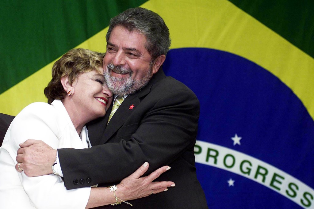 Luiz Inácio Lula da Silva abraça sua esposa Marisa Letícia Lula da Silva, durante entrevista coletiva após resultado do segundo turno das eleições para Presidência da República - 2002