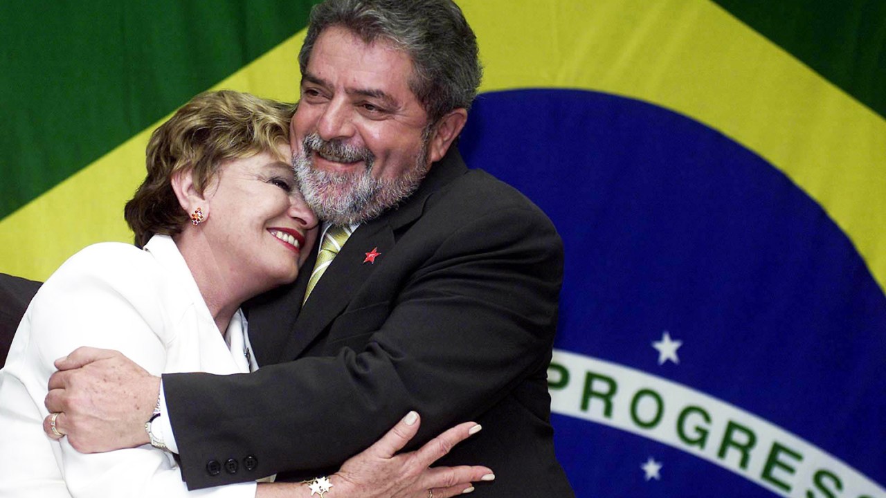 Luiz Inácio Lula da Silva abraça sua esposa Marisa Letícia Lula da Silva, durante entrevista coletiva após resultado do segundo turno das eleições para Presidência da República - 2002