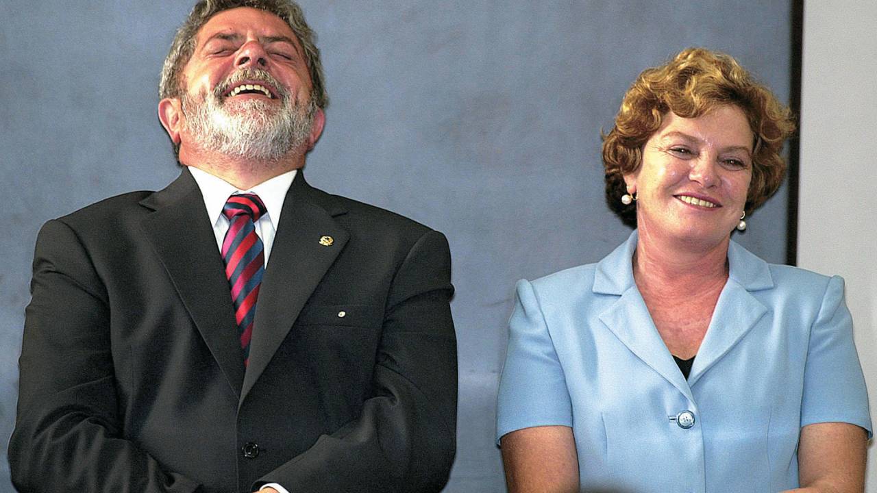 Luiz Inácio Lula da Silva ao lado da esposa Marisa Letícia Lula da Silva, durante o discurso de Paulo Hartung, então governador do Espírito Santo, na cerimônia de assinatura do protocolo de adesão do Estado ao Susp, no Palácio Anchieta - 22/04/2003