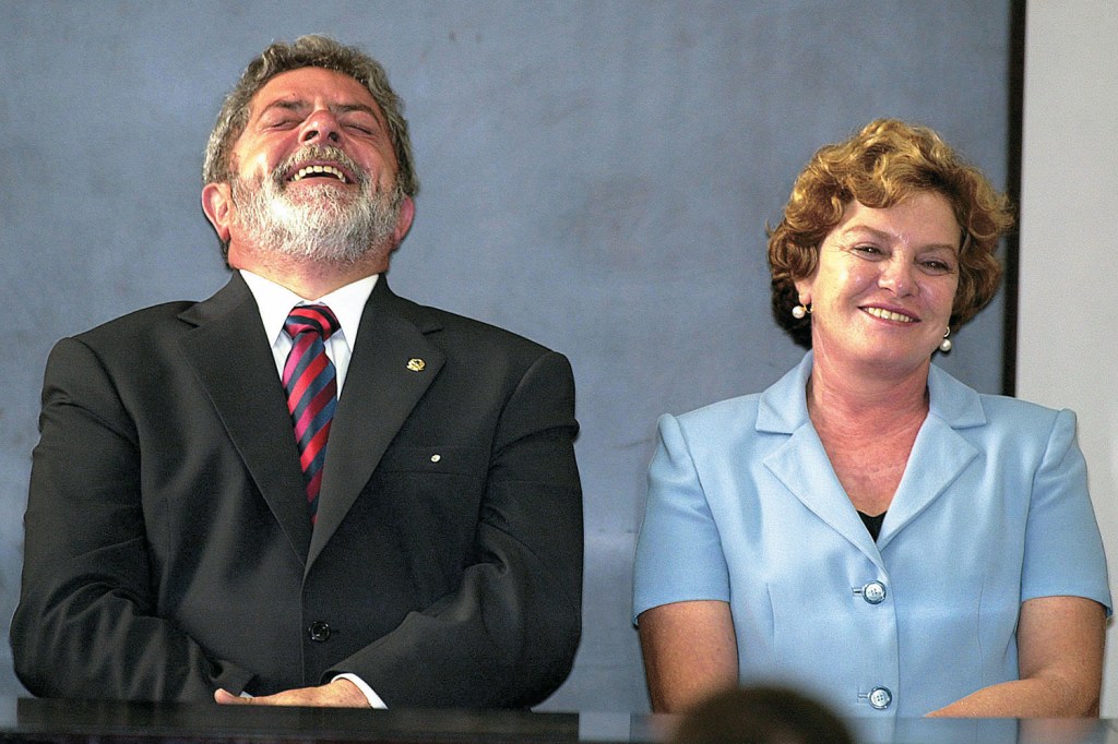 Luiz Inácio Lula da Silva ao lado da esposa Marisa Letícia Lula da Silva, durante o discurso de Paulo Hartung, então governador do Espírito Santo, na cerimônia de assinatura do protocolo de adesão do Estado ao Susp, no Palácio Anchieta - 22/04/2003