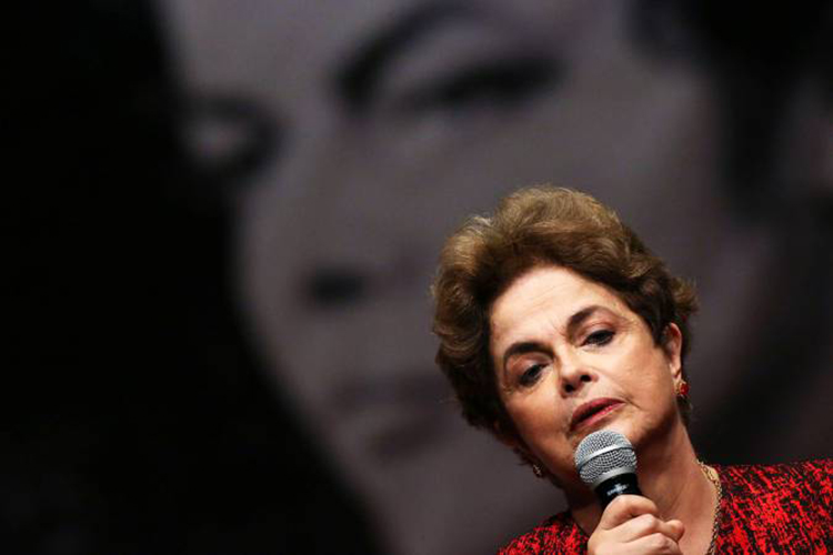 A ex-presidente Dilma Rousseff discursa durante encontro com grupos favoráveis ao seu governo, em Brasília (DF) - 24/08/2016