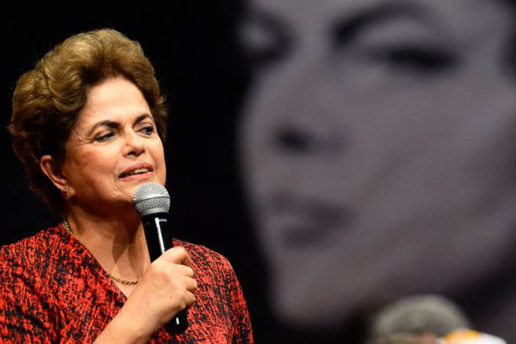 A ex-presidente Dilma Rousseff discursa durante encontro com grupos favoráveis ao seu governo, em Brasília (DF) - 24/08/2016