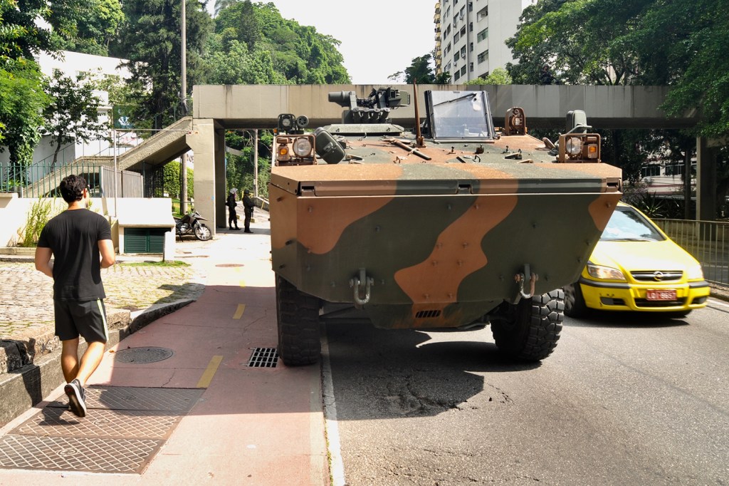 Movimentação de militares próximo ao Palácio Guanabara, no Rio de Janeiro (RJ), após o presidente da República, Michel Temer, decretar intervenção federal no Estado- 17/02/2018