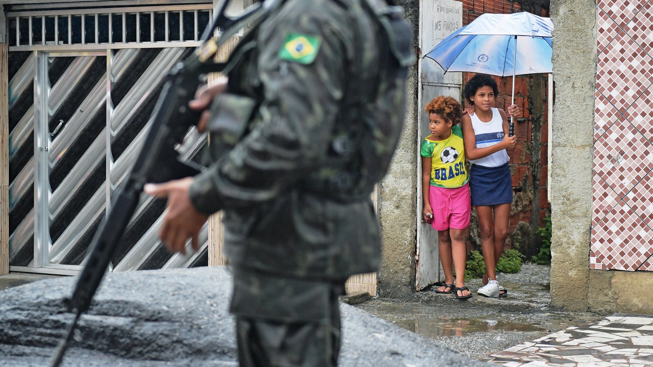 Soldado realiza patrulha na comunidade de Vila Kennedy, no Rio de Janeiro (RJ), durante intervenção federal realizada no Estado - 23/02/2018
