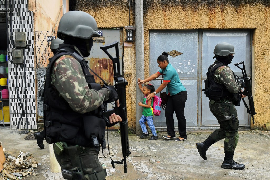 Soldados do Exército realizam patrulha na comunidade de Vila Kennedy, no Rio de Janeiro (RJ), durante intervenção federal realizada no Estado - 23/02/2018