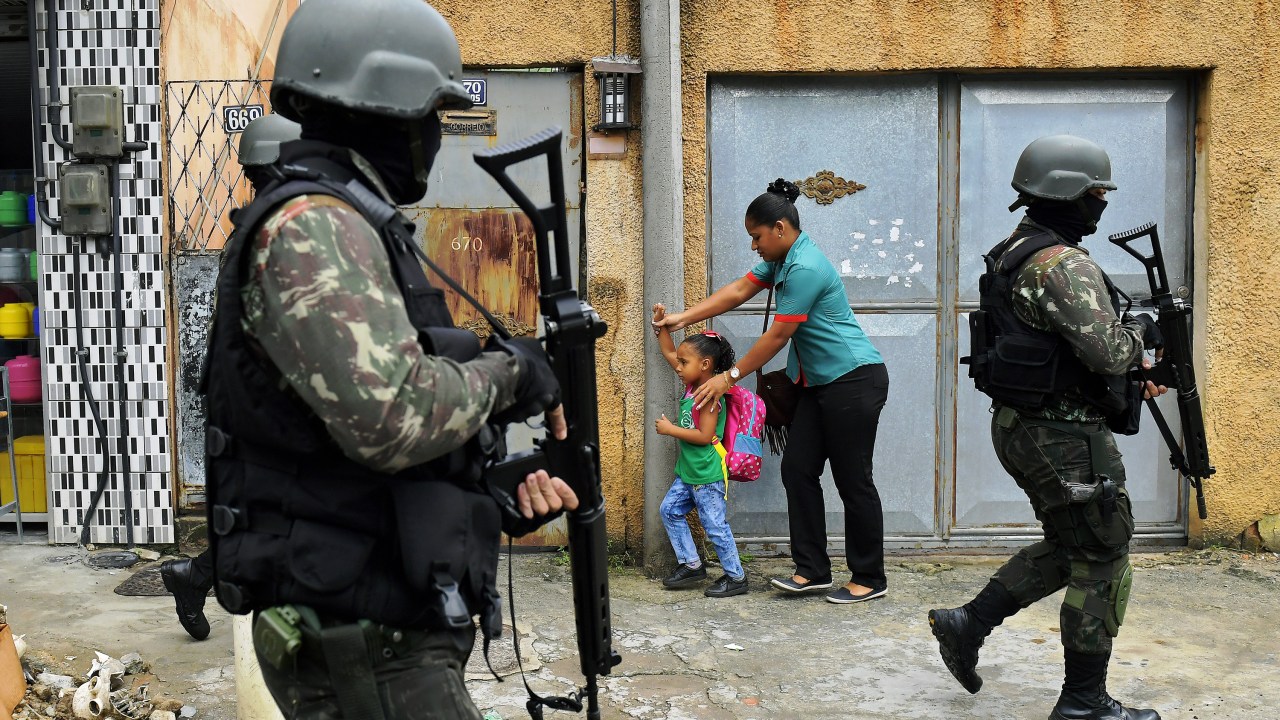 Soldados do Exército realizam patrulha na comunidade de Vila Kennedy, no Rio de Janeiro (RJ), durante intervenção federal realizada no Estado - 23/02/2018