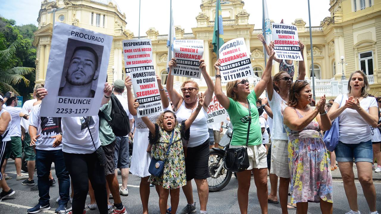 Manifestantes fazem passeata em protesto contra aumento da violência, em frente ao Palácio Guanabara, sede do governo carioca - 25/02/2018