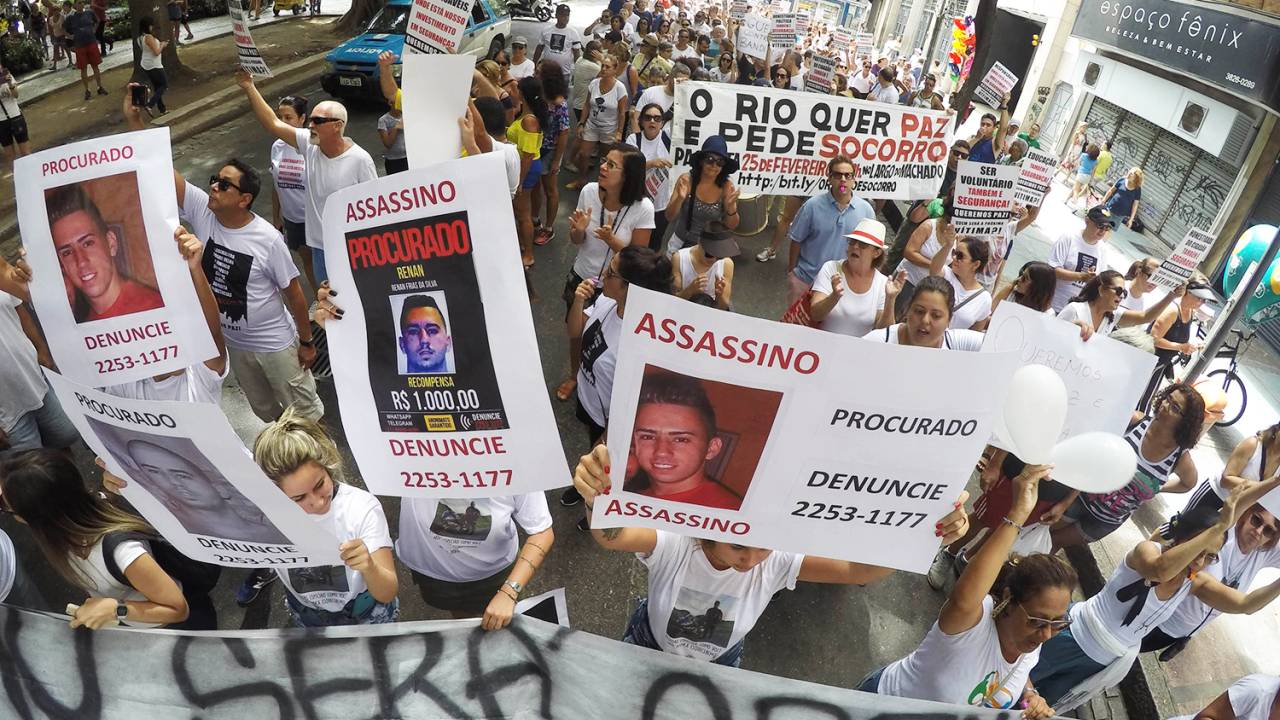 Moradores realizam protesto no Largo do Machado, no Rio de Janeiro (RJ), pedindo pelo fim da violência - 25/02/2018