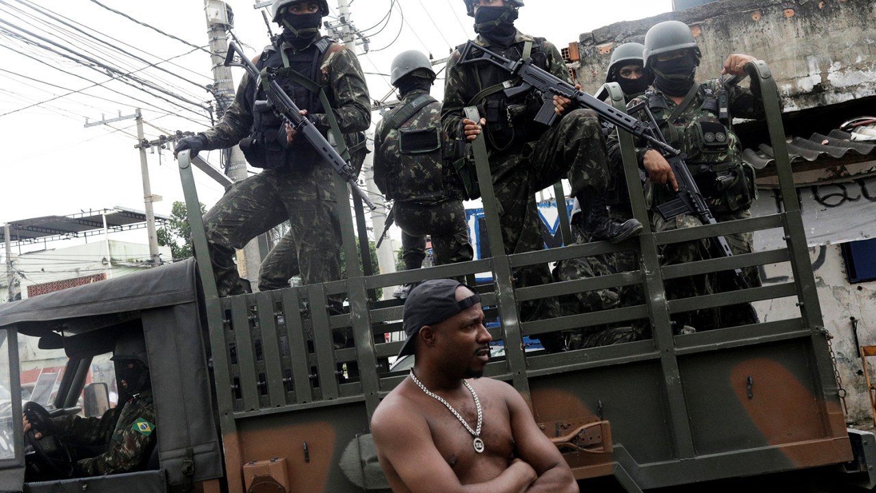 Movimentação de soldados do Exército, em operação na comunidade de Vila Aliança, no Rio de Janeiro (RJ), durante a intervenção federal no Estado - 27/02/2018