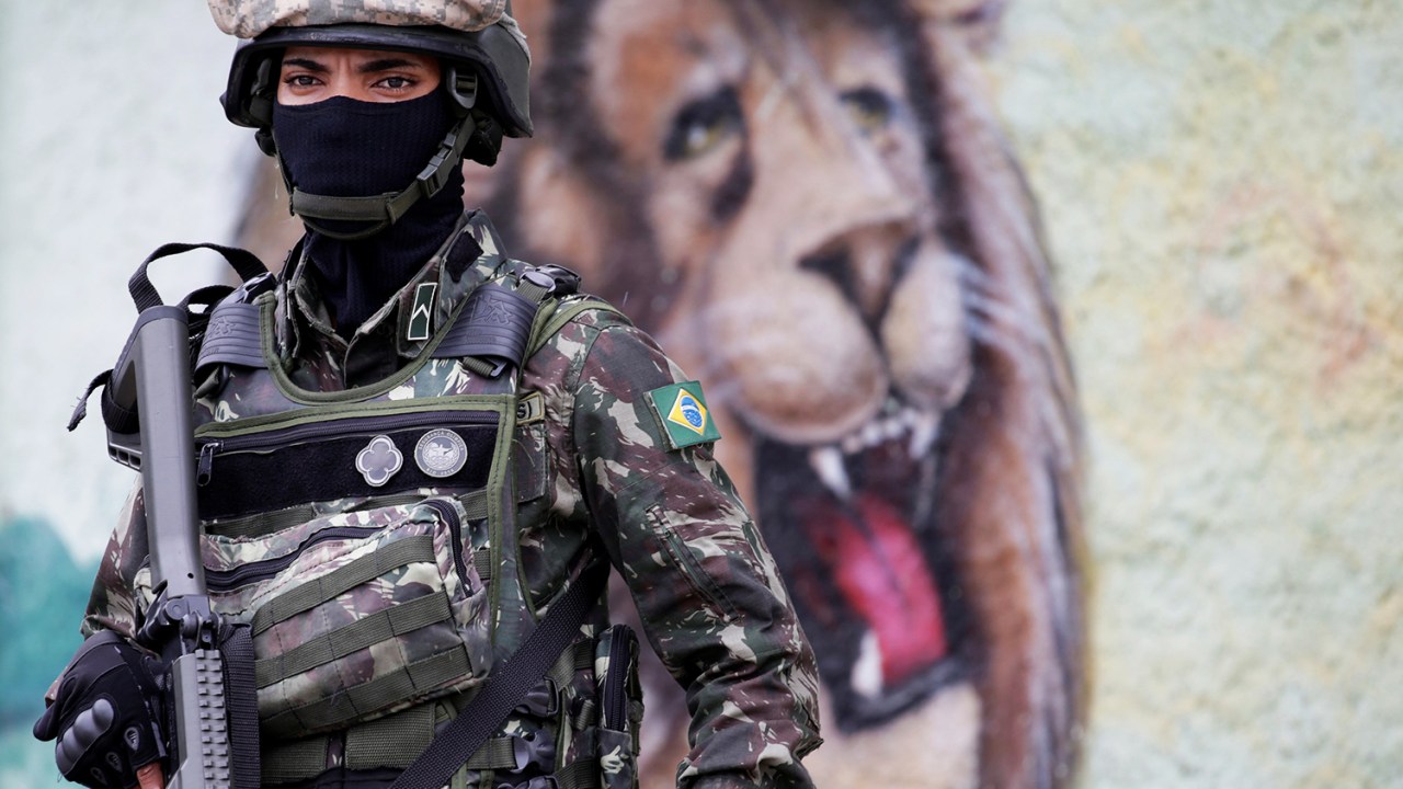 Soldados do Exército realiza patrulha na comunidade de Vila Aliança, no Rio de Janeiro (RJ), durante a intervenção federal no Estado - 27/02/2018