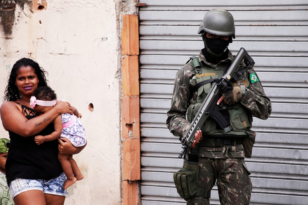 Soldados do Exército realiza patrulha na comunidade da Coreia, no Rio de Janeiro (RJ), durante a intervenção federal no Estado - 27/02/2018