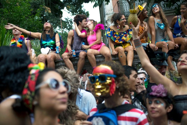 Bloco Céu na Terra anima foliões no bairro de Santa Tereza, no Rio de Janeiro (RJ), durante o pré-Carnaval carioca - 03/02/2018