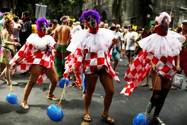 Bloco Cordão do Boitatá anima foliões no Rio de Janeiro (RJ), durante o pré-Carnaval carioca - 04/02/2018