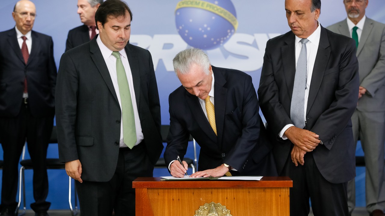 Assinatura de Decreto de Intervenção Federal no Rio