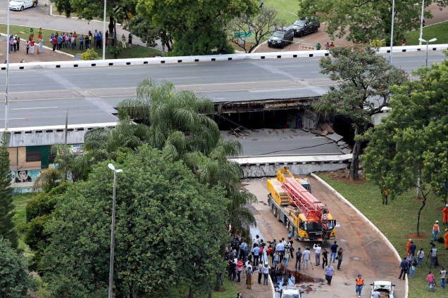 Caminhão-guindaste se posiciona no local do desabamento parcial de um viaduto no Eixão, em Brasília - 06/02/2018