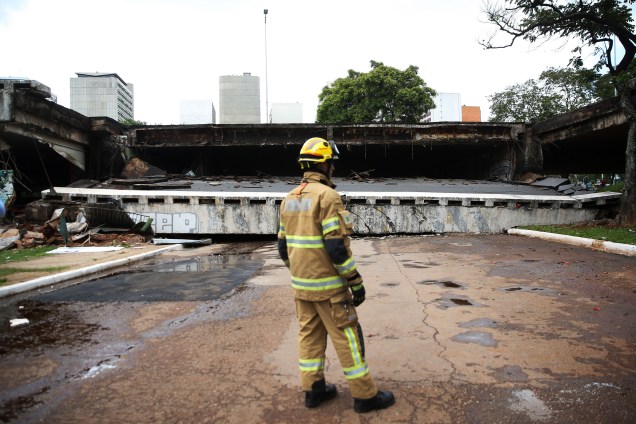 Bombeiros inspecionam parte de um viaduto em busca de vítimas após desabamento da via no Eixão Sul, em Brasília  - 06/02/2018