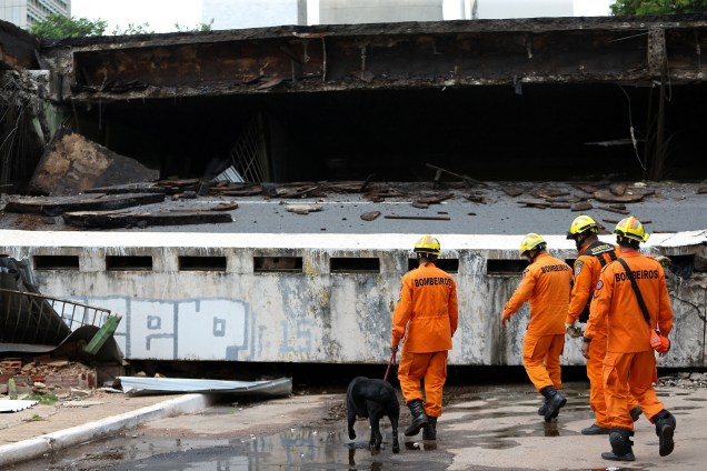 Bombeiros inspecionam parte de um viaduto em busca de vítimas após desabamento da via no Eixão Sul, em Brasília  - 06/02/2018