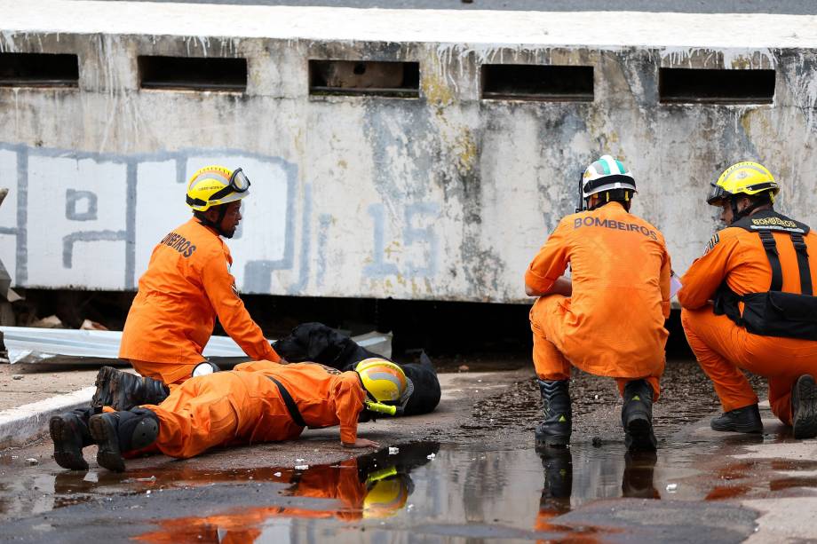 Bombeiros inspecionam parte de um viaduto em busca de vítimas após desabamento da via no Eixão Sul, em Brasília  - 06/02/2018