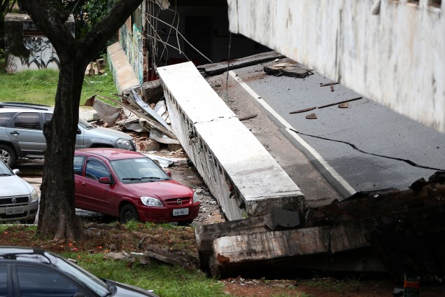 Parte de um viaduto desabou por volta do meio-dia no Eixão Sul, na área central da capital federal - 06/02/2018