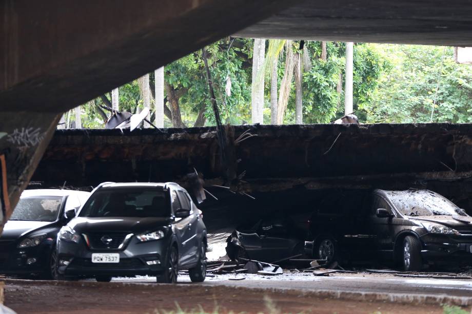 Parte de um viaduto desabou por volta do meio-dia no Eixão Sul, na área central da capital federal - 06/02/2018