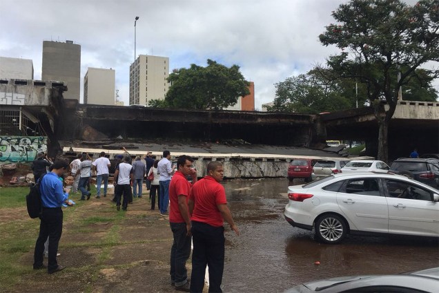 Um pedaço ocupado por duas faixas do viaduto Eixão Sul cederam nesta tarde em Brasília - 06/02/2018