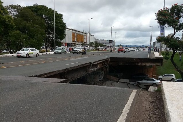 Um pedaço ocupado por duas faixas do viaduto Eixão Sul cederam nesta tarde em Brasília - 06/02/2018 Um pedaço ocupado por duas faixas do viaduto Eixão Sul cederam nesta tarde em Brasília - 06/02/2018