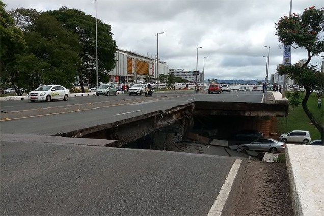 Um pedaço ocupado por duas faixas do viaduto Eixão Sul cederam nesta tarde em Brasília - 06/02/2018