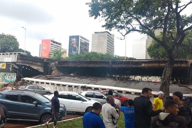 Um pedaço ocupado por duas faixas do viaduto Eixão Sul cederam nesta tarde em Brasília - 06/02/2018