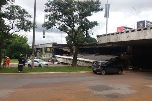 Parte do Viaduto Eixão Sul desaba em Brasília