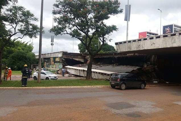 Um pedaço ocupado por duas faixas do viaduto Eixão Sul cederam nesta tarde em Brasília - 06/02/2018