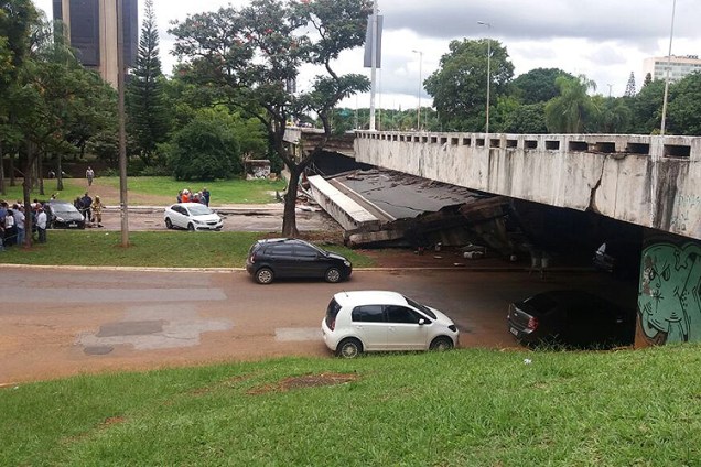 Um pedaço ocupado por duas faixas do viaduto Eixão Sul cederam nesta tarde em Brasília - 06/02/2018 Um pedaço ocupado por duas faixas do viaduto Eixão Sul cederam nesta tarde em Brasília - 06/02/2018