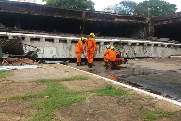 Homens do corpo de bombeiros iniciam inspeções sobre o desabamento do Eixão Sul em Brasília - 06/02/2018