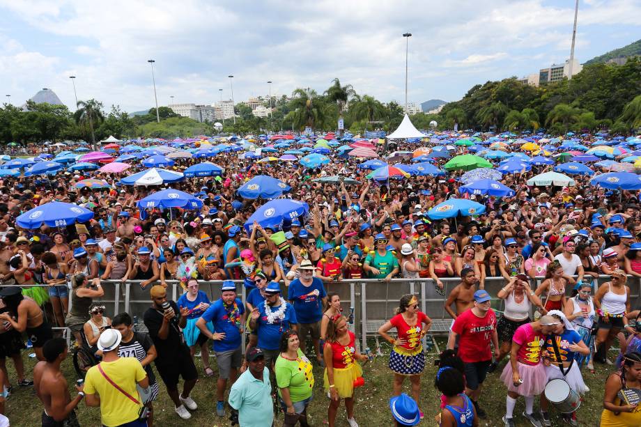 Foliões curtem o Bloco Sargento Pimenta, no Aterro do Flamengo, no Rio de Janeiro - 12/02/2018