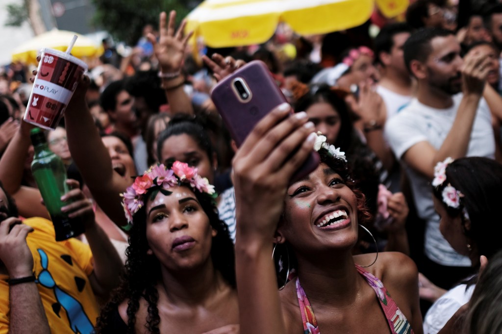 Foliões com celular nos blocos de Carnaval em São Paulo