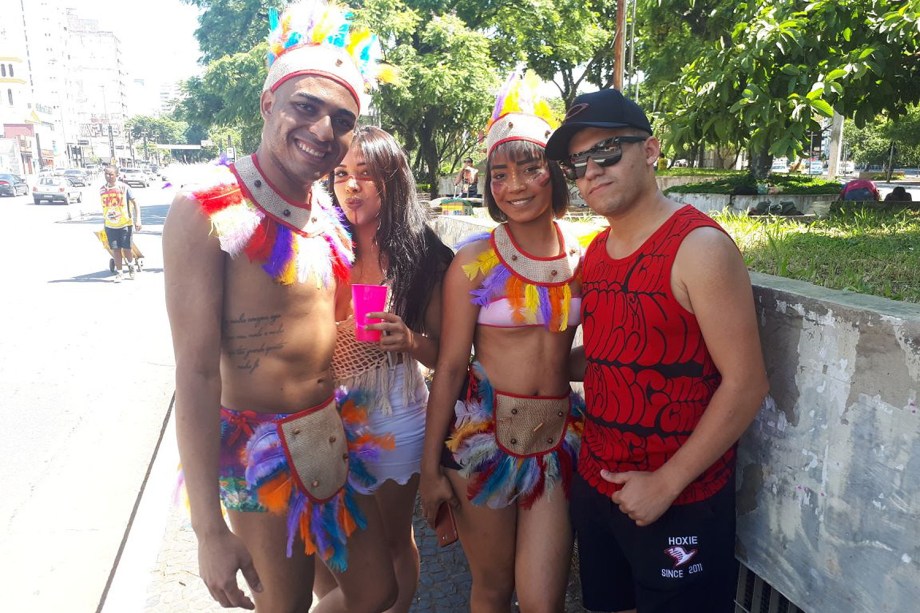 Ao centro, a atendente Eliana Barbosa se fantasiou de índia para curtir com os amigos o bloco Domingo Ela Não Vai, na avenida 23 de Maio - 11/02/2018