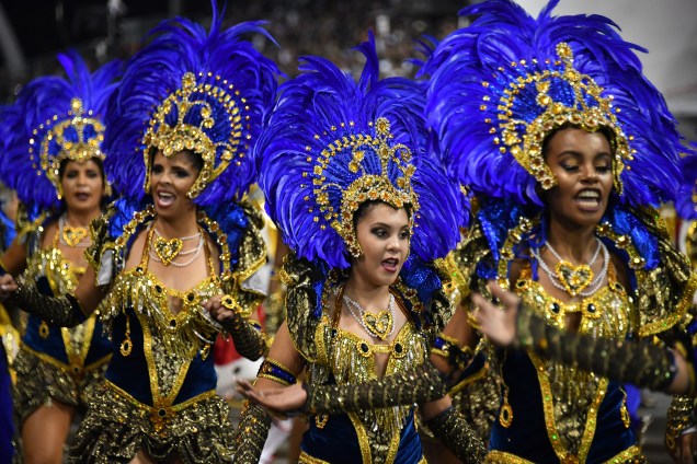 Membros da escola de Samba Dragões da Real desfilam durante a segunda noite de carnaval em São Paulo, no Sambódromo do Anhembi - 11/02/2018
