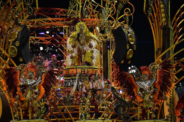 Carro alegórico da escola de Samba Dragões da Real durante o desfile de carnaval em São Paulo, no Sambódromo do Anhembi - 11/02/2018