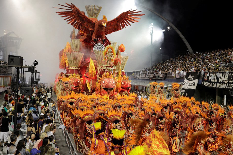 Membros da escola de samba Gaviões da Fiel desfilam durante a segunda noite de carnaval em São Paulo, no Sambódromo do Anhembi - 11/02/2018