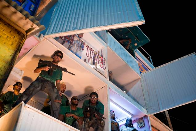 Alegoria da Beija-Flor faz referência a uma favela dominada por traficantes durante na segunda noite de desfiles no Carnaval do Rio - 13/02/2018