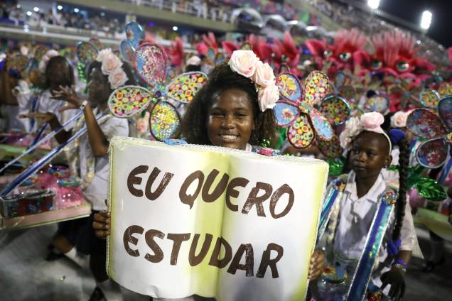 Integrantes da Beija-Flor durante na segunda noite do Carnaval do Rio - 13/02/2018