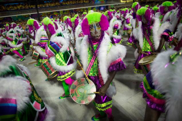 Com o tradicional verde e rosa da escola a bateria da Mangueira desfila na primeira noite do Carnaval carioca na Marquês de Sapucaí - 12/02/2018