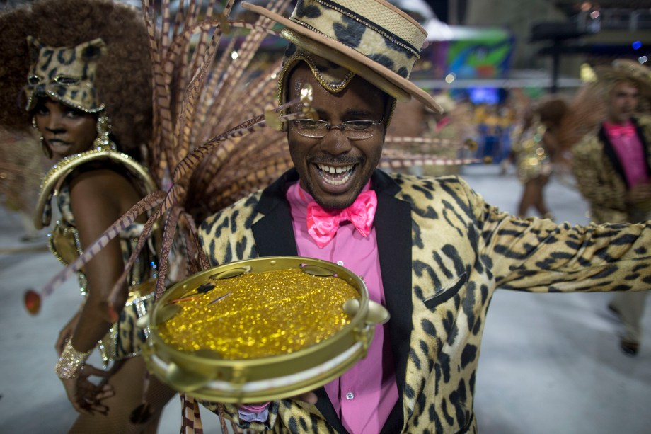 Integrantes da Mangueira desfilam na primeira noite do Carnaval carioca na Marquês de Sapucaí - 12/02/2018