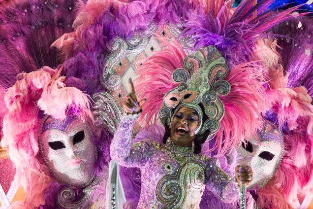 Integrantes da Mangueira desfilam na primeira noite do Carnaval carioca na Marquês de Sapucaí - 12/02/2018