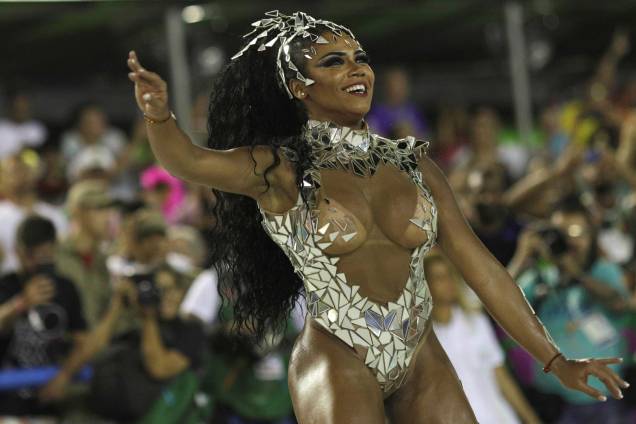 A rainha de bateria da Mangueira, Evelyn Bastos durante a primeira noite de desfiles do Carnaval carioca na Marquês de Sapucaí - 12/02/2018