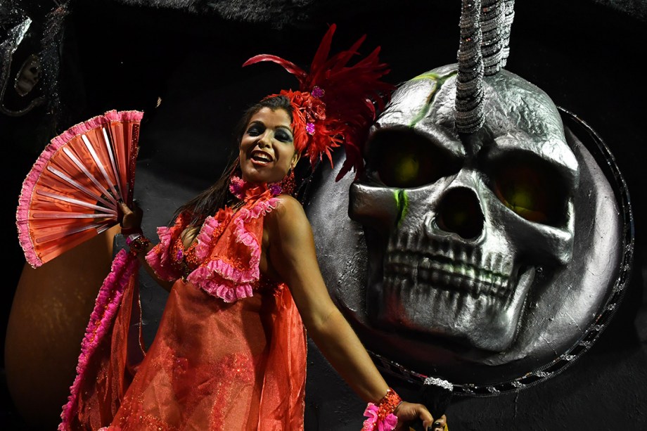 Integrante da Rosas de Ouro desfila em um carro alegórico, no primeiro dia do Carnaval de São Paulo