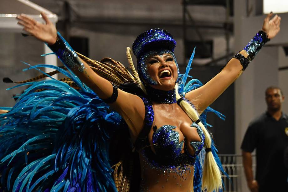 A rainha de bateria da Rosas de Ouro, Ellen Roche, desfila no primeiro dia do Carnaval de São Paulo