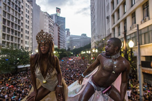 Foliões curtem o bloco Sereianos durante o pré-Carnaval de São Paulo, no centro, ao som de músicas praianas
