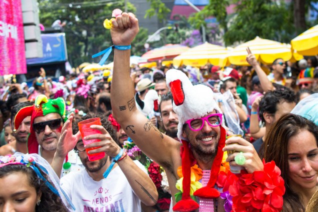 Foliões curtem o pré-Carnaval de São Paulo no bloco Casa Comigo, na região do Largo da Batata