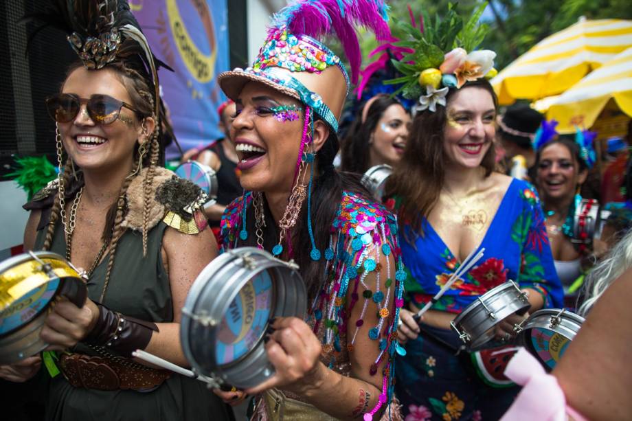 Músicos entoam o hino do bloco Casa Comigo, que fala sobre um amor de carnaval, desesperado, e que na pior das hipóteses se encerra na quarta-feira de cinzas